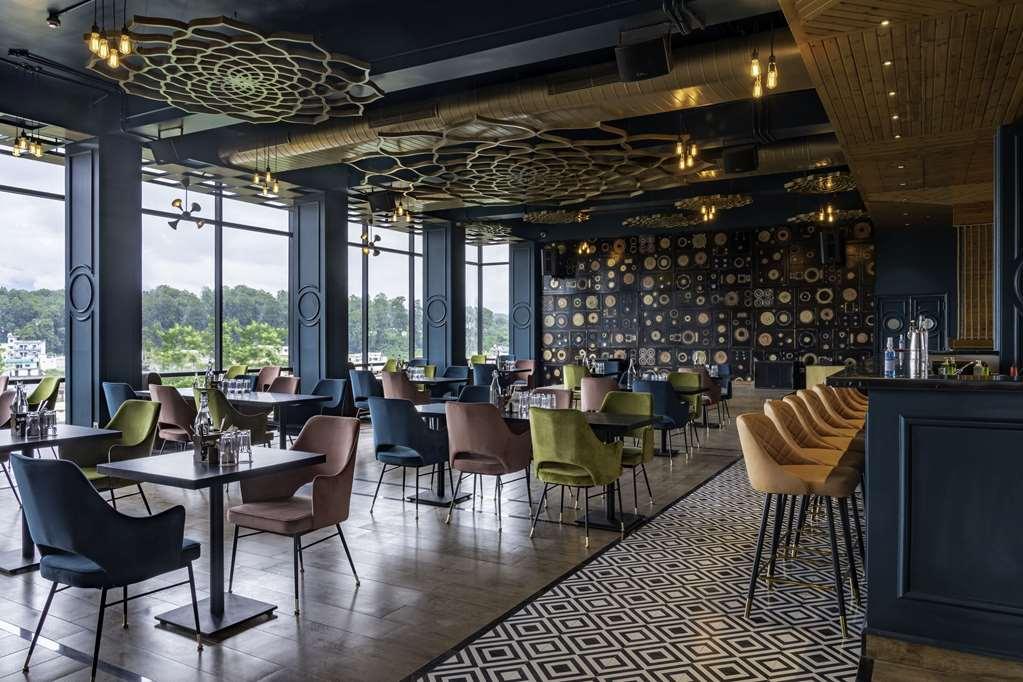 Clarion Hotel Epicure Деградун Ресторан фото