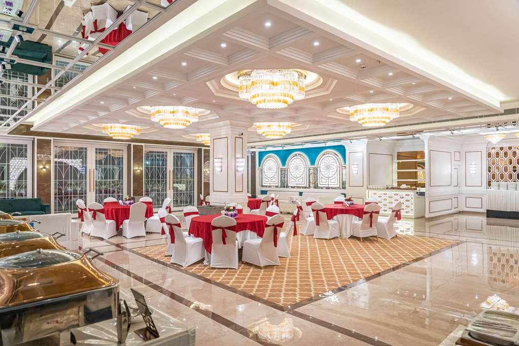 Clarion Hotel Epicure Деградун Зручності фото